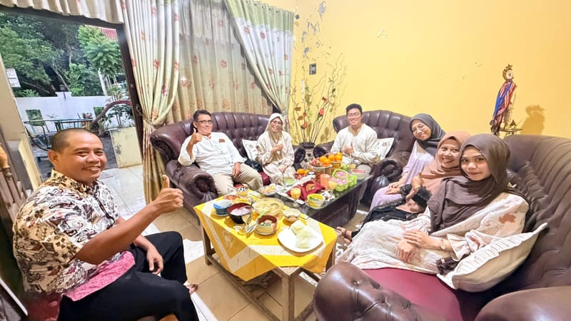 Silaturahmi bersama keluarga di ruang tamu