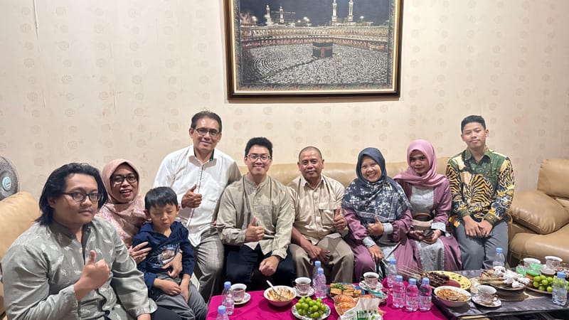 Foto bersama kedua keluarga